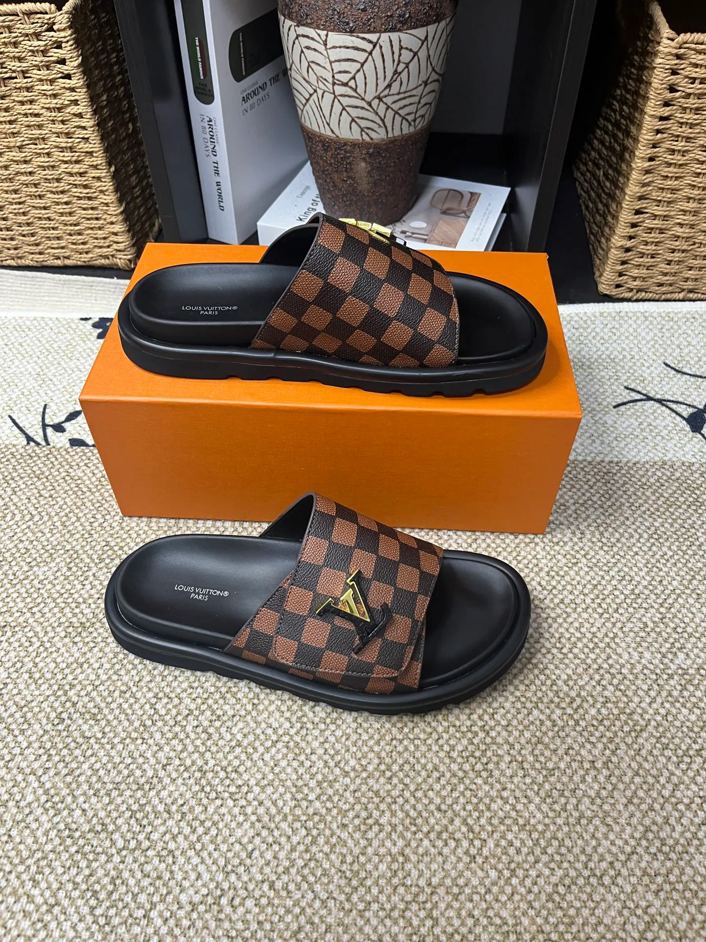 P340 [New Style] [LOUIS VUITTON] Louis Vuitton, LV printing, men's and women's slippers are now on the market, packed in drawer boxes with cloth bags and cards, the upper pattern looks very soft and waxy, and is a super versatile leg slimming tool. Fabric: imported denim/canvas/old fabric, LV hardware LOGO, official website pattern printing, comfortable to wear, feet: high-elastic PU water table. Sole: foam sole, heel height: about 5cm. Code number: 35-46, 35, 45, 46 are custom-made and non-returnable. Color: multiple colors and styles available.